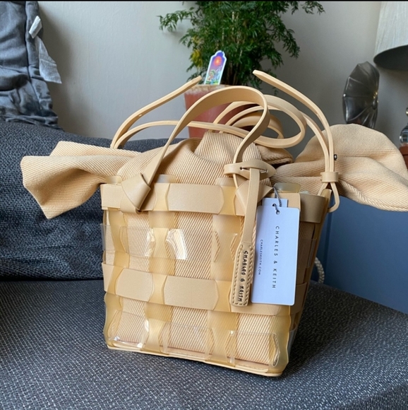 NWOT CHARLES & KEITH See-Through Woven Bucket Bag - Picture 10 of 11